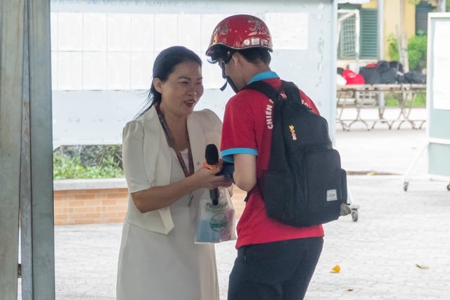Thi lớp 10 môn toán, thí sinh quên mang... compa, thước kẻ - Ảnh 3.