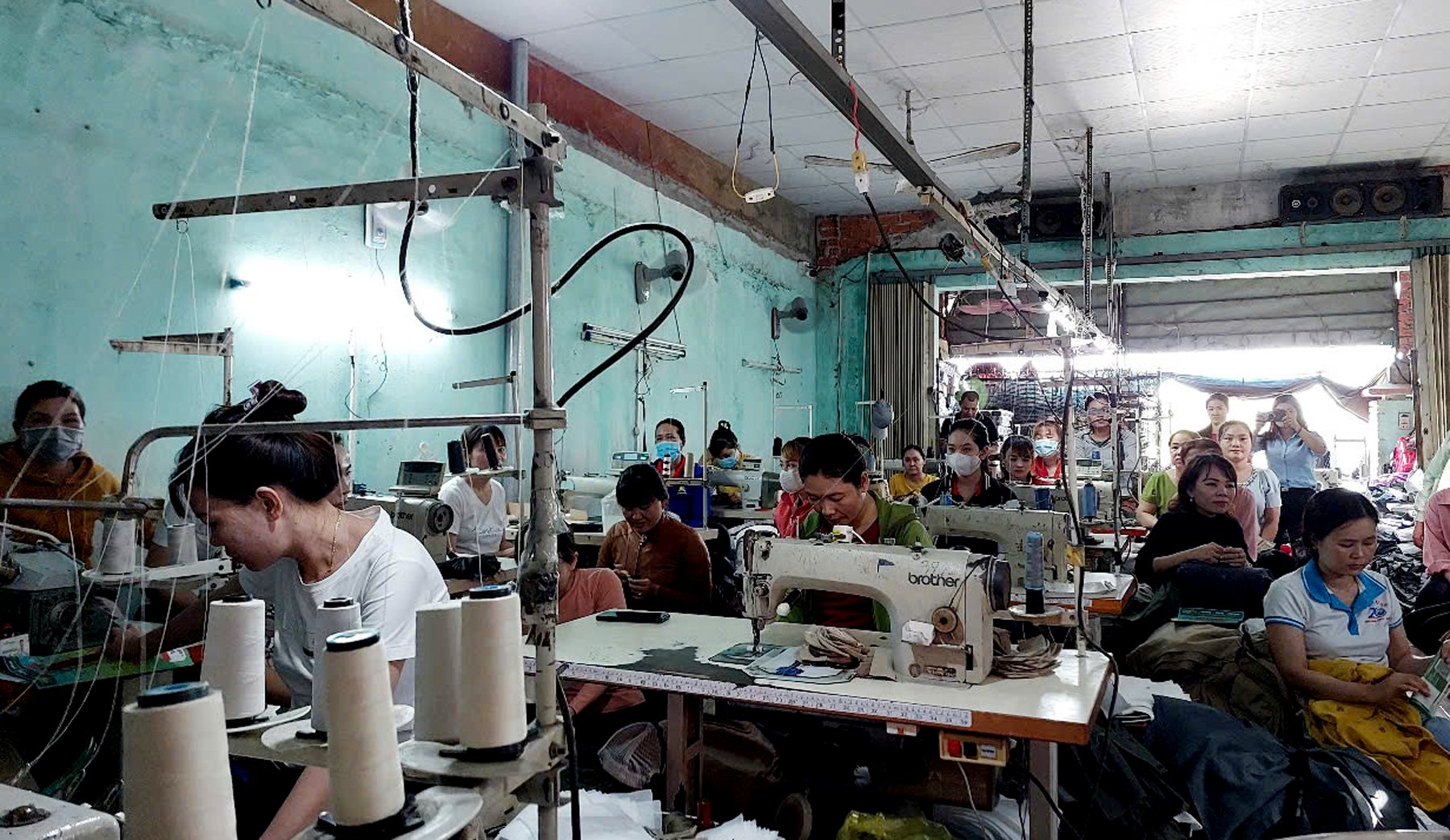 Ngành Giáo dục đào tạo nghề may công nghiệp cho người dân ở huyện Phú Hòa. Ảnh: PHẠM TÂM