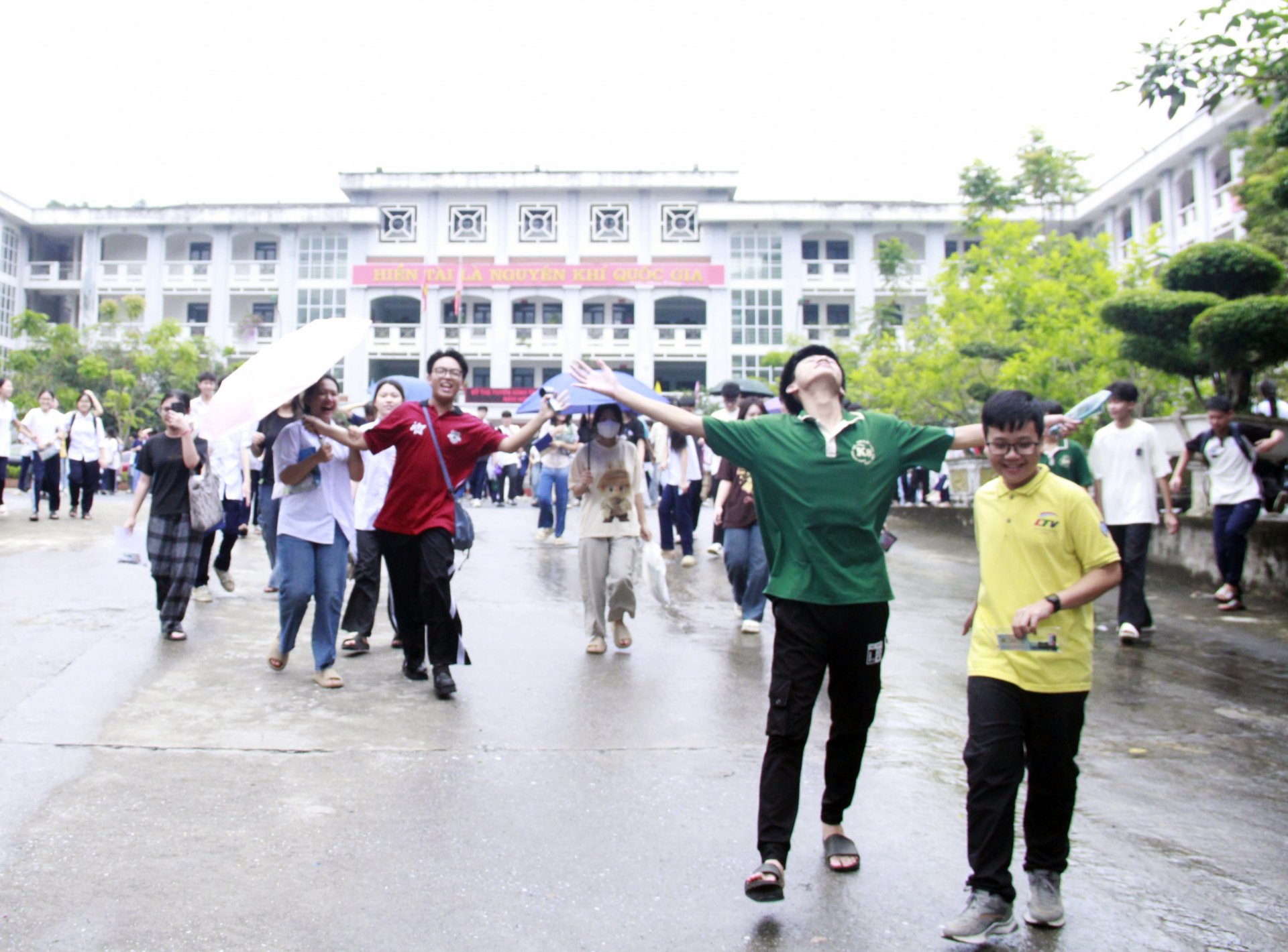 Hít hà không khí căng lồng ngực, thở phào nhẹ nhõm khi kết thúc những ngày tháng tập trung cho kỳ thi.