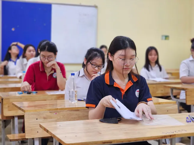 ผู้สมัครเกือบ 103,000 คนในฮานอยเข้าสอบวรรณคดีชั้นม.4: อัปเดตคำถามสอบและวิธีแก้ภาพสำหรับชั้นม.6