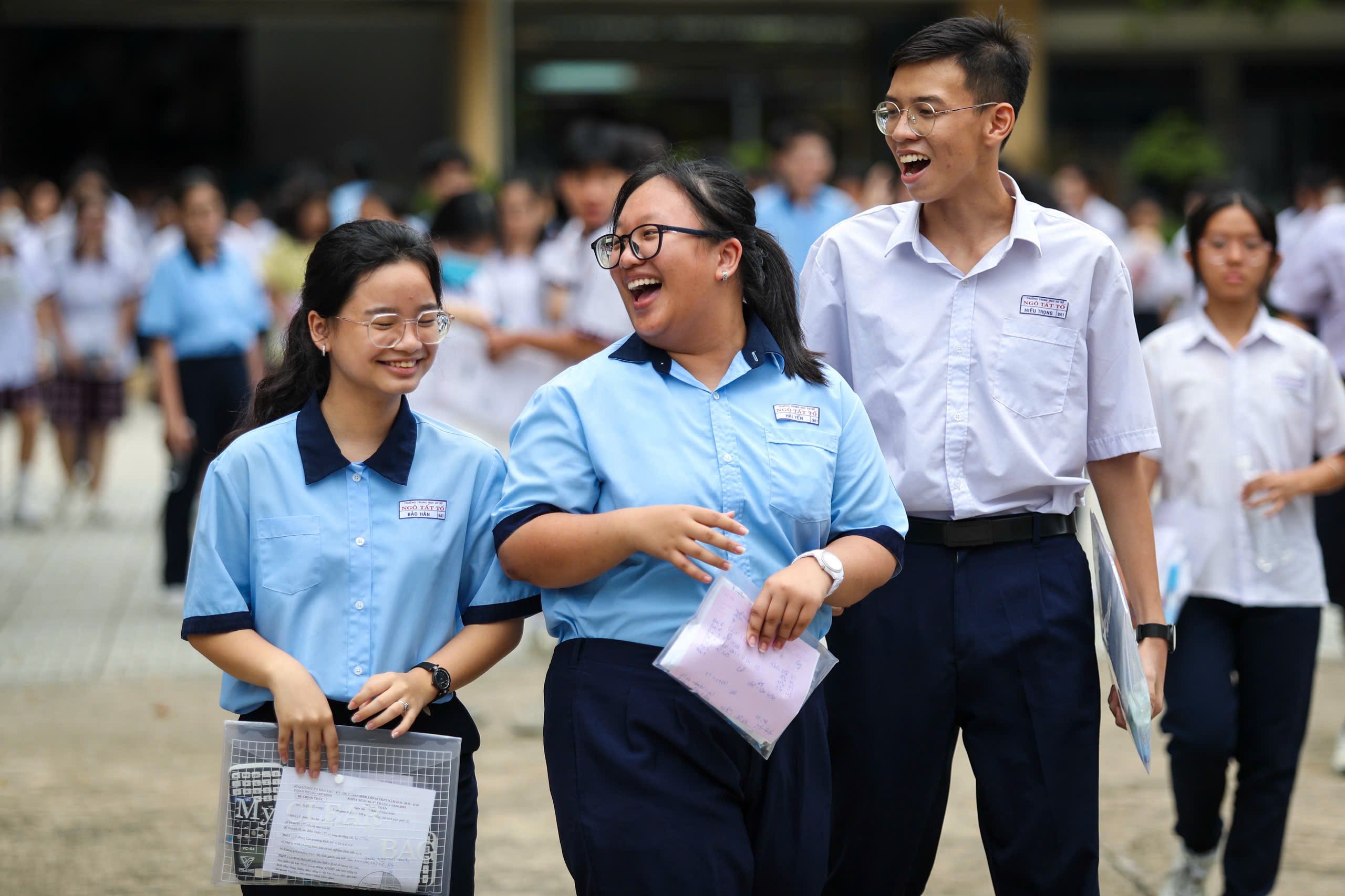 Người rơi lệ, người tươi như hoa sau giờ thi toán lớp 10 TP.HCM - Ảnh 5.