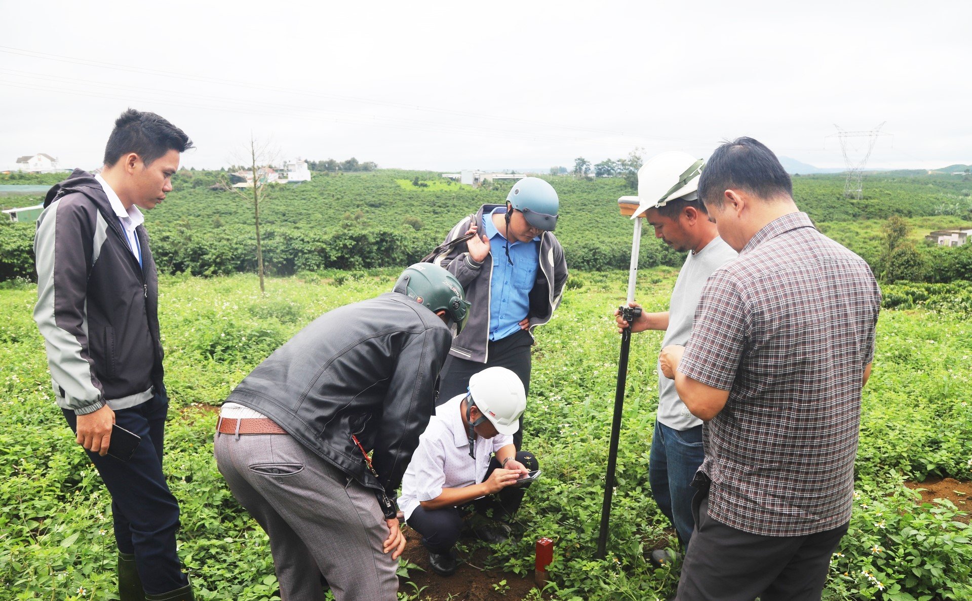 Cơ quan chức năng tiến hành cắm cọc mốc ranh giới giải phóng mặt bằng phục vụ Dự án cao tốc Bảo Lộc - Liên Khương qua địa bàn phường Lộc Phát