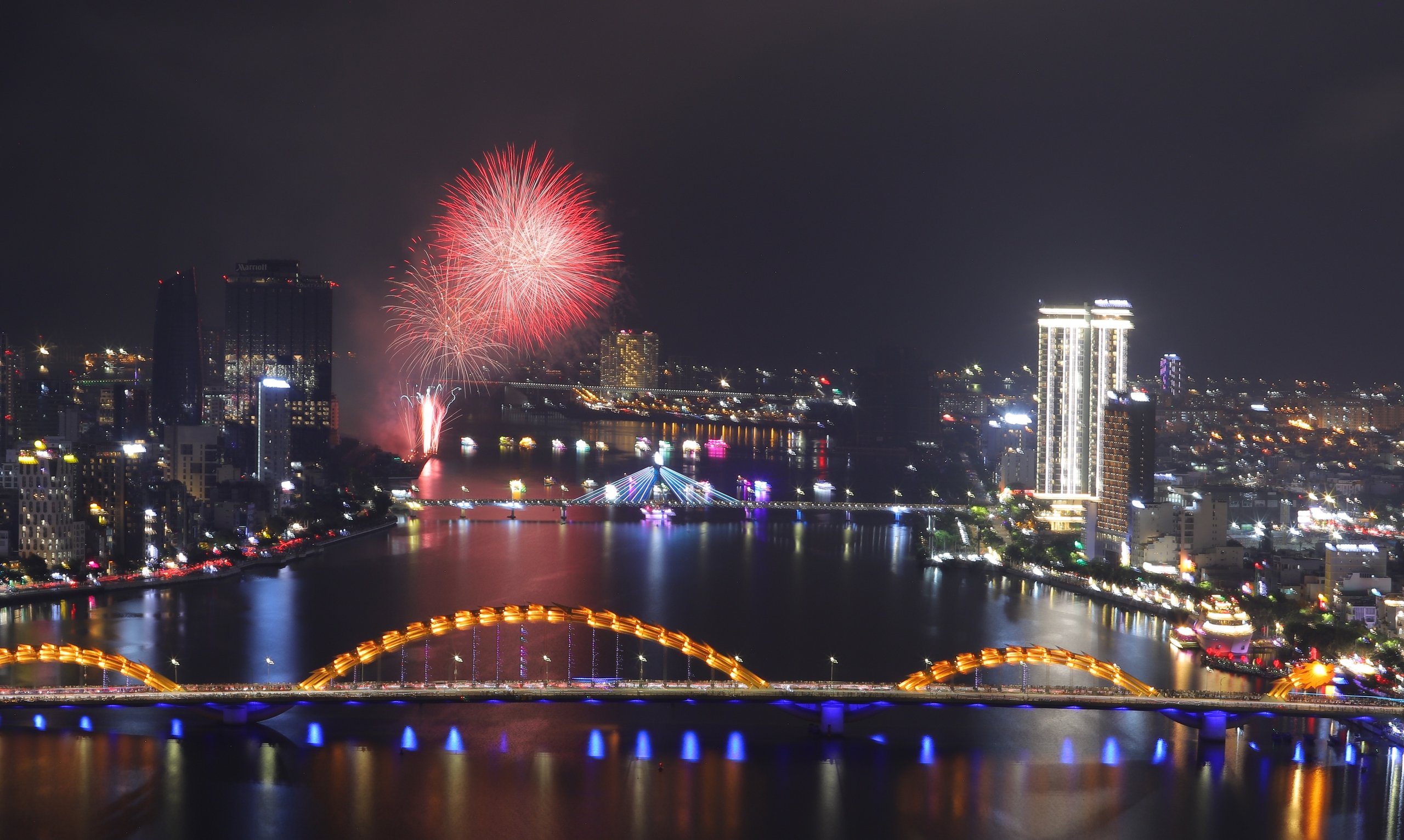 Việt Nam và Ba Lan cùng vẽ nên bản giao hưởng pháo hoa trên bầu trời Đà Nẵng  - Ảnh 15.