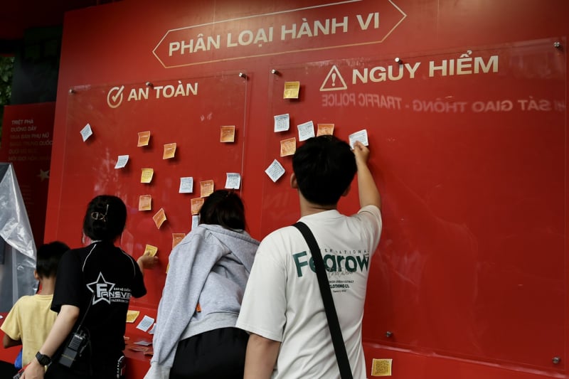 Người dân TP Hồ Chí Minh đội mưa xem khí tài, trải nghiệm những hoạt động của lực lượng CAND -2