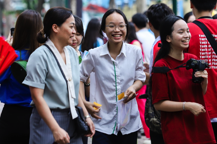 Thi lớp 10 Hà Nội: Đề văn vừa sức, thí sinh không khó đạt điểm cao- Ảnh 2.
