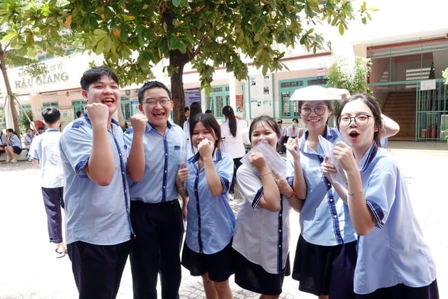 Sĩ tử mong không 'gục ngã', 'bật khóc' sau giờ thi toán lớp 10 TP.HCM - Ảnh 2.
