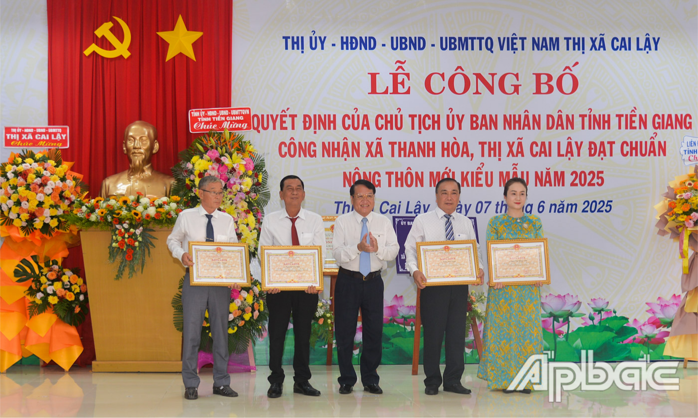 សមមិត្ត Pham Van Trong ប្រគល់ប័ណ្ណសរសើររបស់គណៈកម្មាធិការប្រជាជនខេត្ត ជូនបុគ្គលដែលមានស្នាដៃក្នុងការអនុវត្ត និងកសាងឃុំ Thanh Hoa ឲ្យស្របតាមស្តង់ដារជនបទថ្មីគំរូ។
