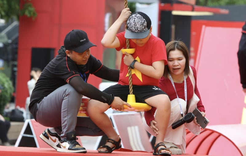 Người dân TP Hồ Chí Minh đội mưa xem khí tài, trải nghiệm những hoạt động của lực lượng CAND -0