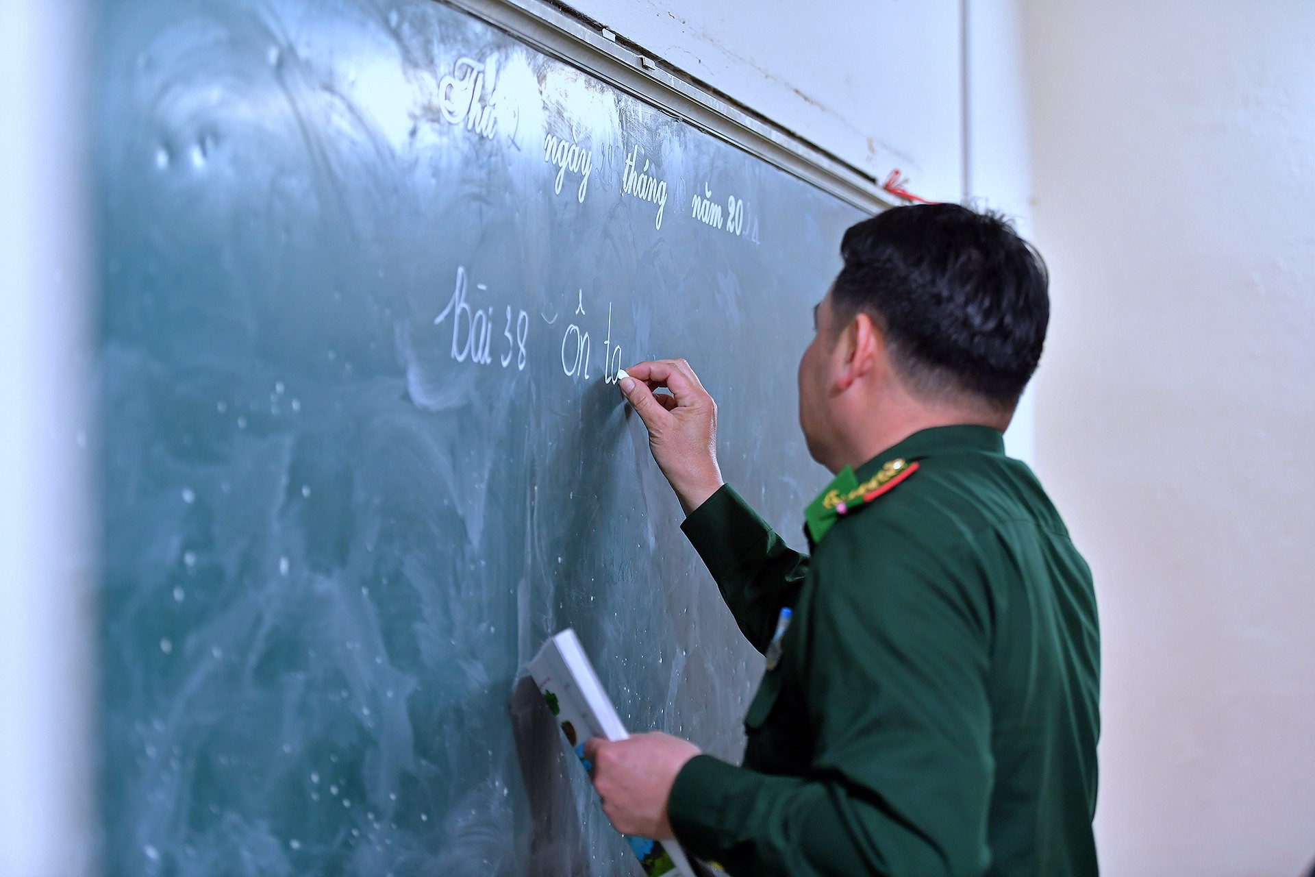 Cách đây 20 năm, Đại úy Lò Văn Thoại bắt đầu vận động người dân địa phương đến lớp xóa mù chữ và lập tức bị từ chối thẳng thừng. Nhiều gia đình thậm chí còn không tiếp chuyện vì cho rằng 