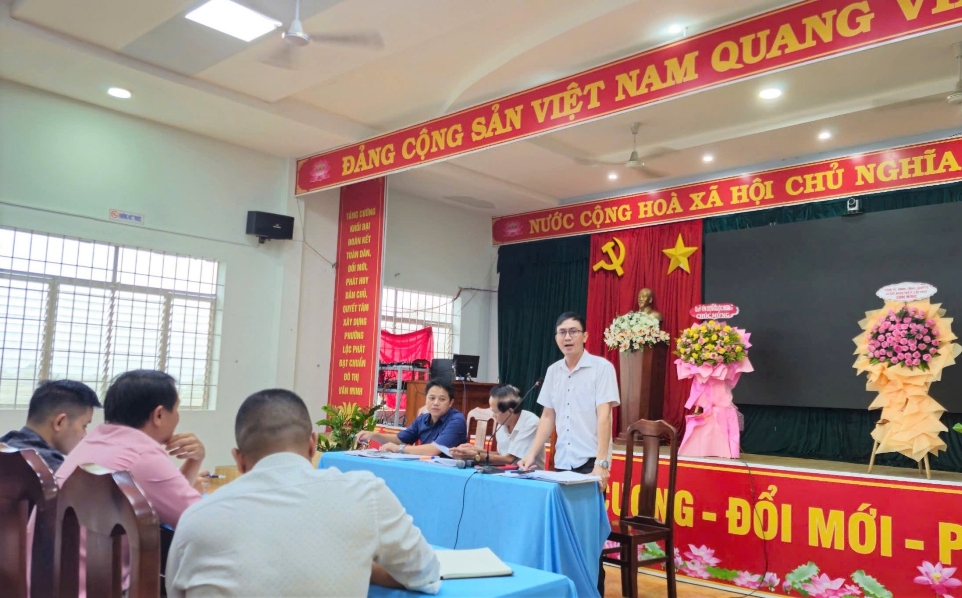 Đại diện Ban Quản lý Dự án đầu tư xây dựng TP Bảo Lộc giải đáp các ý kiến, kiến nghị của người dân
