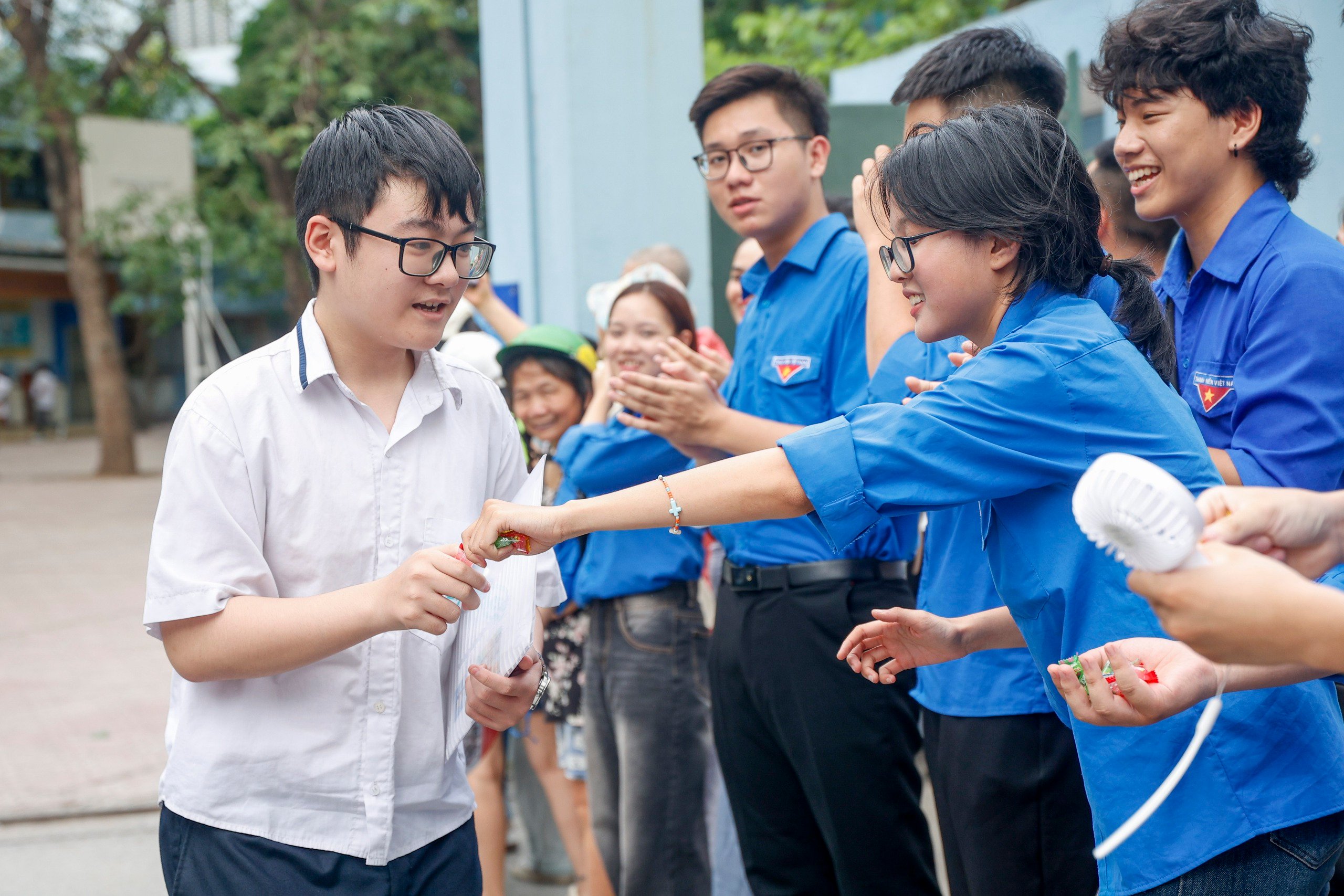 Thí sinh ăn mừng sau kỳ thi vào lớp 10 môn ngọai ngữ Tại Hà Nội - Ảnh 12.