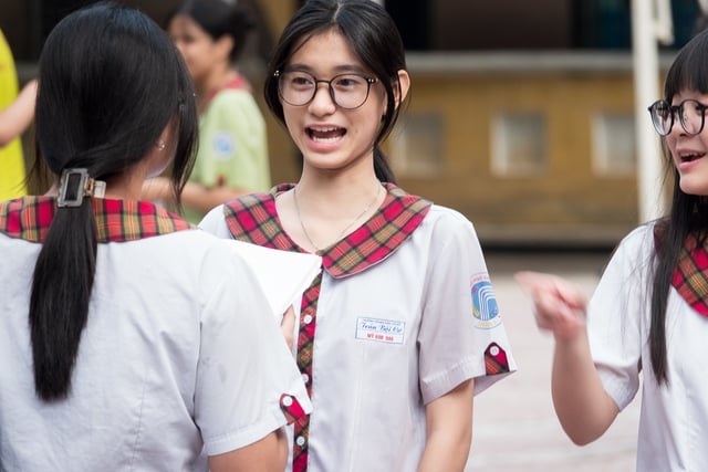 Thi lớp 10 môn toán, thí sinh quên mang... compa, thước kẻ - Ảnh 1.