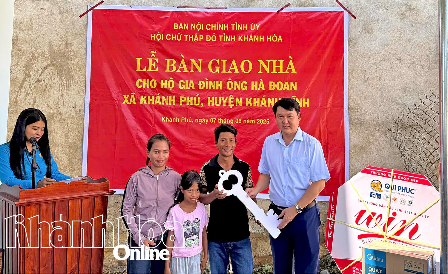 Head of the Provincial Party Committee's Internal Affairs Committee Luong Duc Hai symbolically handed over the house key to Mr. Ha Doan's family.