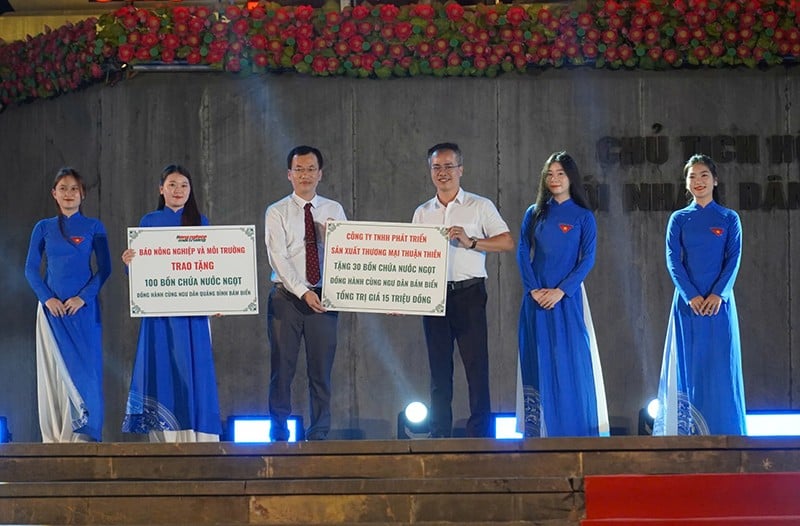 Trao biển tượng trưng bồn chứa nước ngọt cho đại diện ngư dân Quảng Bình. (Ảnh: Diệu Hương)