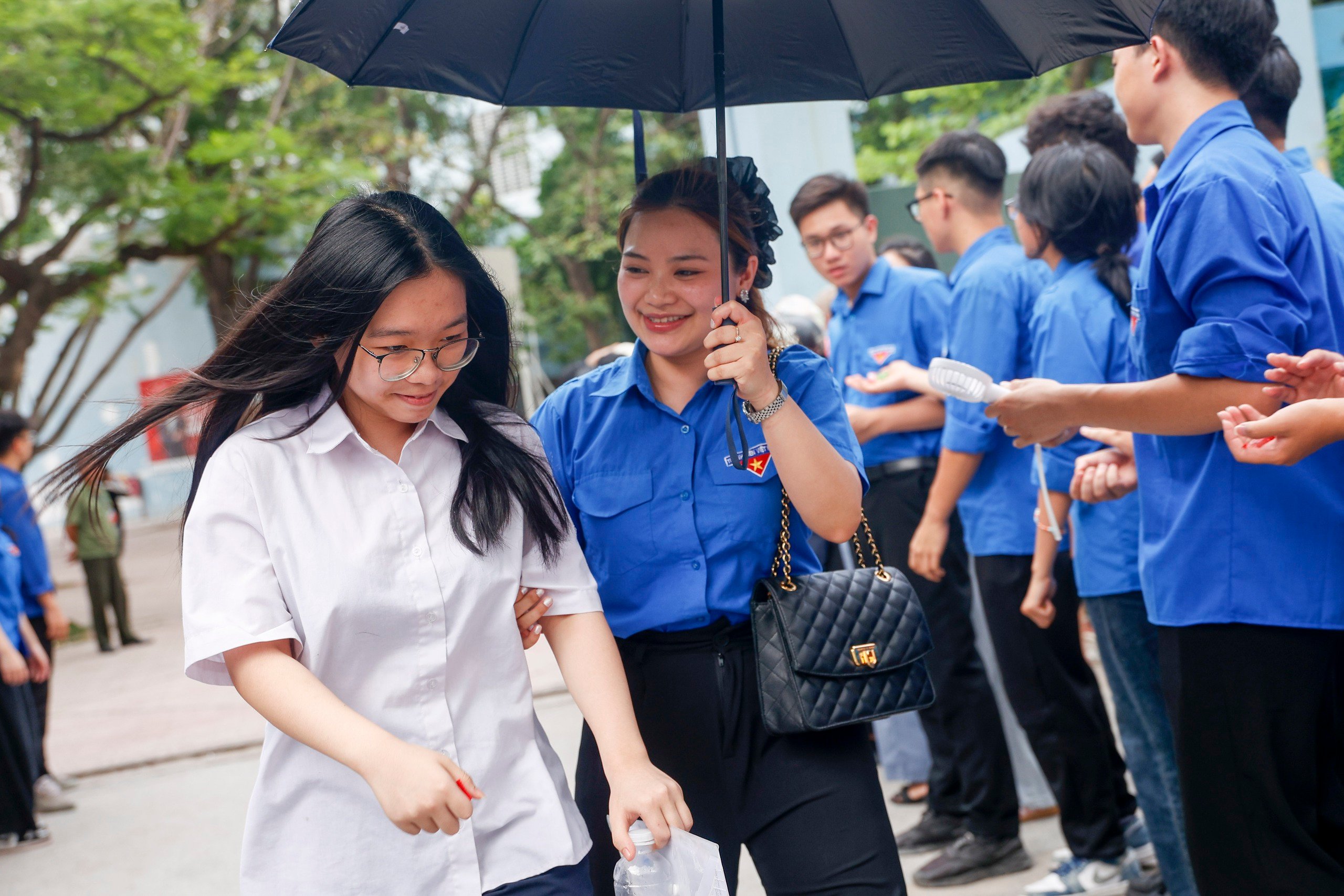 Thí sinh ăn mừng sau kỳ thi vào lớp 10 môn ngọai ngữ Tại Hà Nội - Ảnh 11.