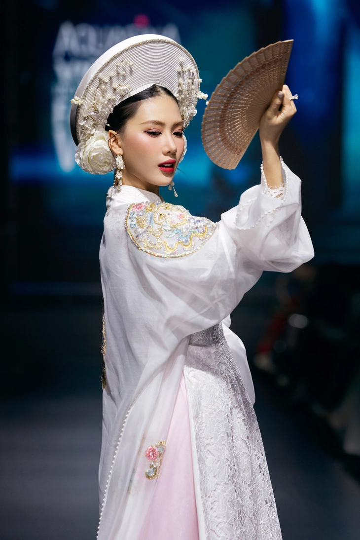Hoa hậu Bùi Quỳnh Hoa 'nhập đồng' khi diễn thời trang Thoải mộng - Ảnh 2.