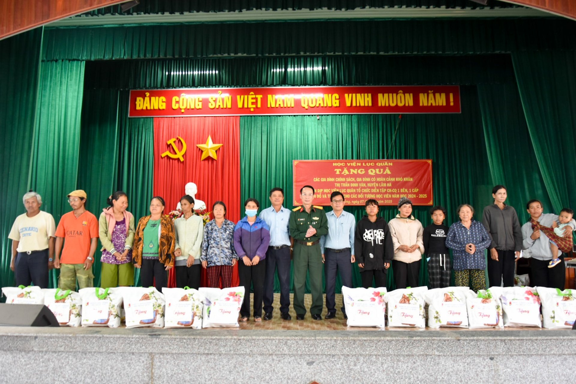 The delegation gave gifts to families in difficult circumstances