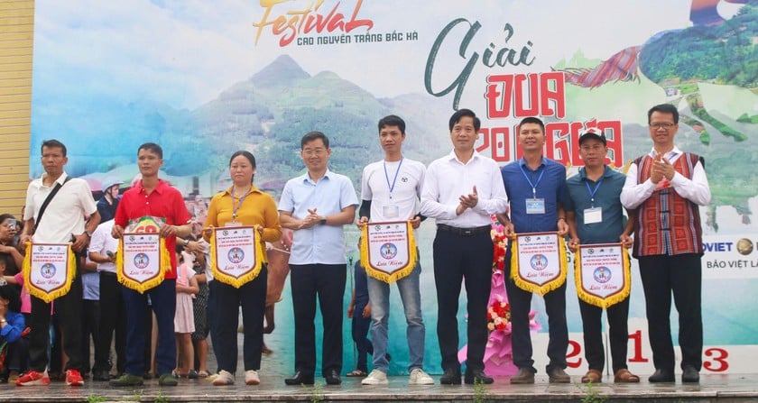Ban tổ chức trao giải cho các nài ngựa xuất sắc