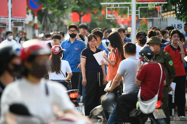 ผู้สมัครฮานอยเกือบ 103,000 คนเข้าสอบวรรณกรรมชั้นมัธยมศึกษาปีที่ 10: คำถามในการสอบที่อัปเดต คำถามที่แก้แล้ว รูปภาพ 1