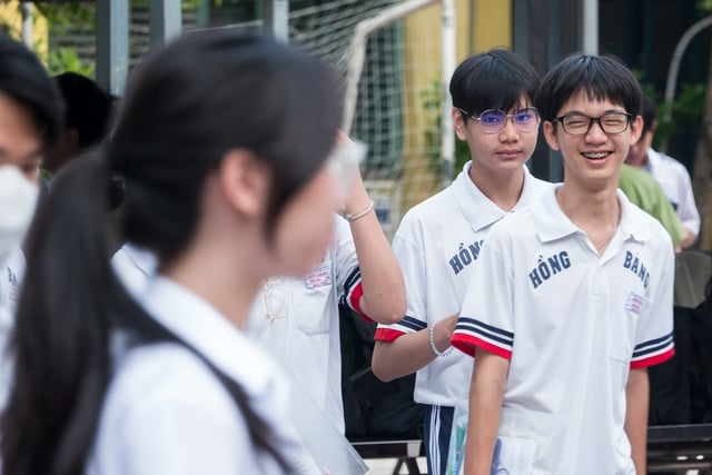 Thi lớp 10 môn toán, thí sinh quên mang... compa, thước kẻ - Ảnh 2.