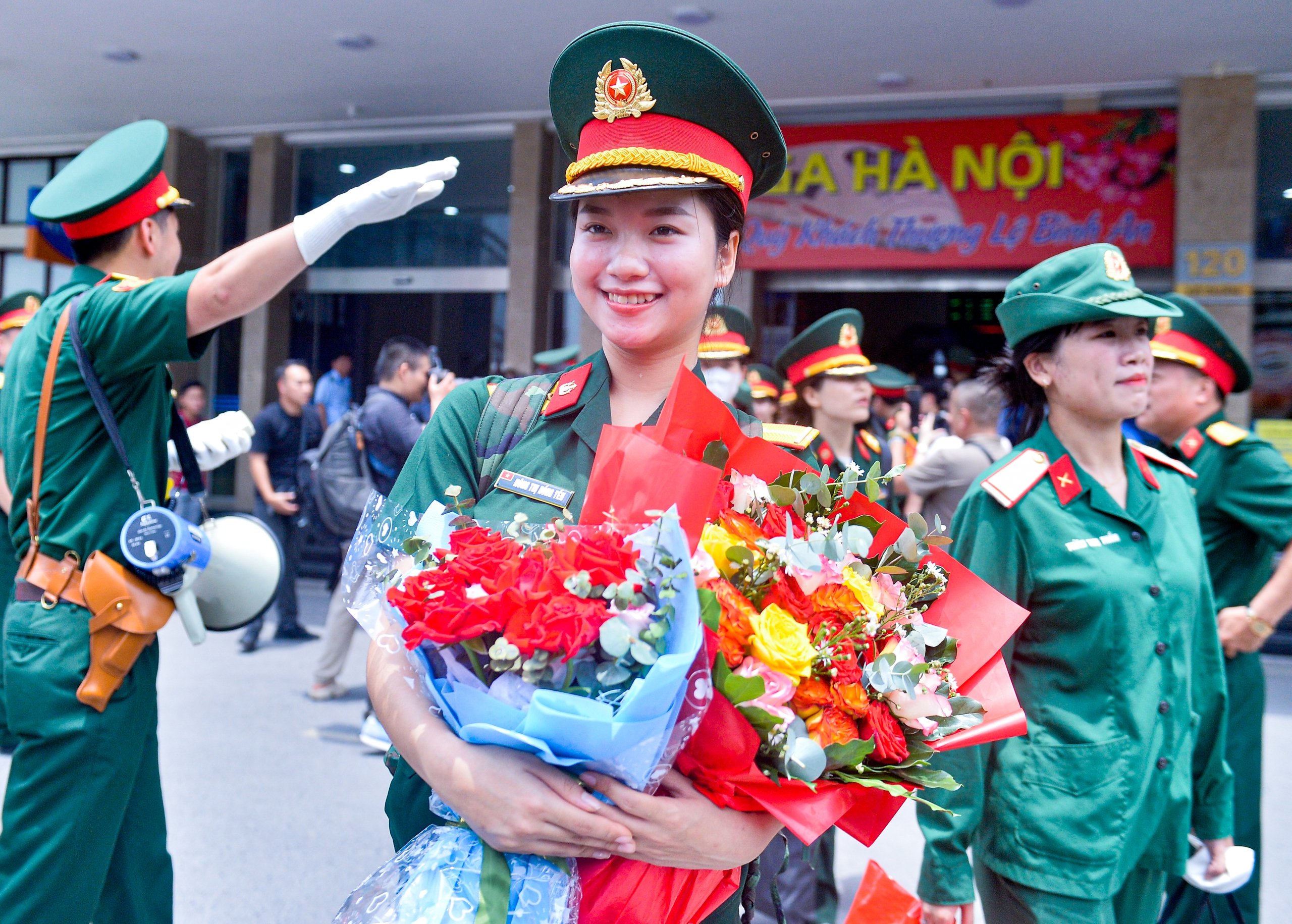 Thiếu uý hoãn cưới và nụ cười tỏa nắng của những nữ chiến sĩ từ Nam ra Hà Nội- Ảnh 11.