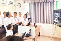 Delegates visit the artificial intelligence application area for internal management of Quang Trung Software Park, Ho Chi Minh City.