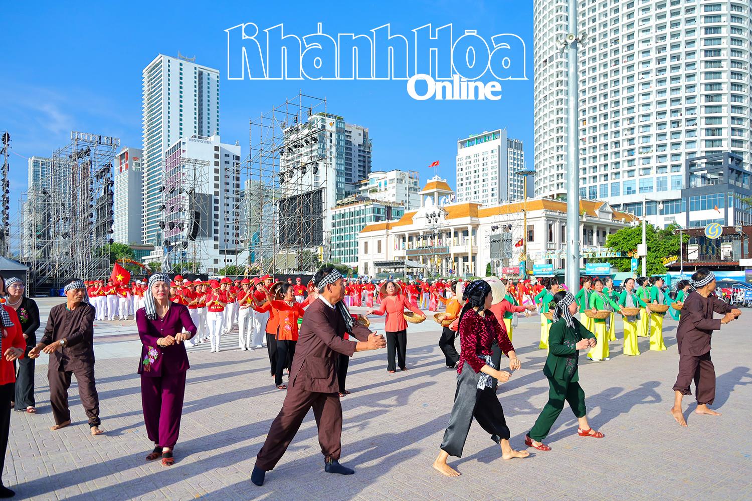 Imagen de pescadores en la presentación de canciones populares de la Zona 5 con nuevas letras de Nha Trang dando la bienvenida al nuevo día.