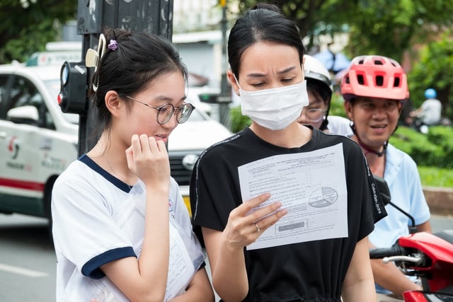 Thi lớp 10 môn toán, thí sinh TP.HCM bật khóc nức nở vì lý do bất ngờ - Ảnh 4.