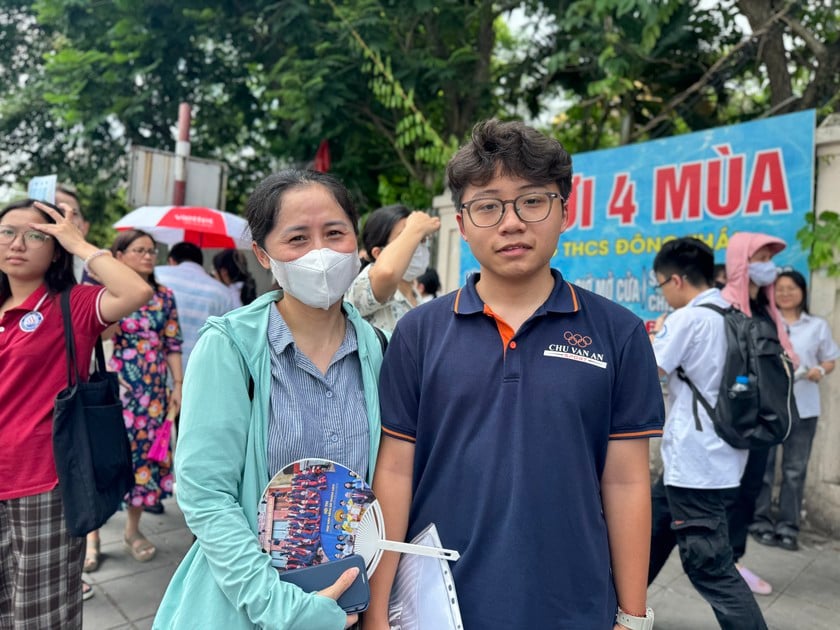 Thí sinh Hà Nội cười tươi vì đề môn thi đầu tiên vào lớp 10 'dễ thở' ảnh 3