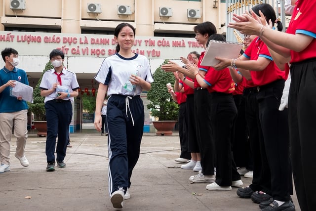 Thi lớp 10 môn toán: Nhiều thí sinh TP.HCM gặp khó với hai bạn Hòa, Bình - Ảnh 3.