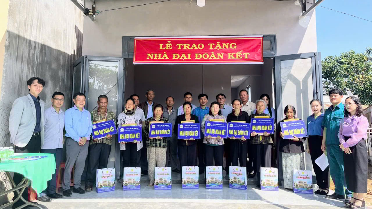 Trao nhà Đại đoàn kết cho các hộ gia đình 