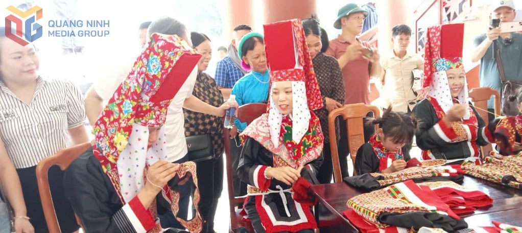 Thêu trang phục truyền thống tại Lễ hội Kiêng gió huyện Bình Liêu