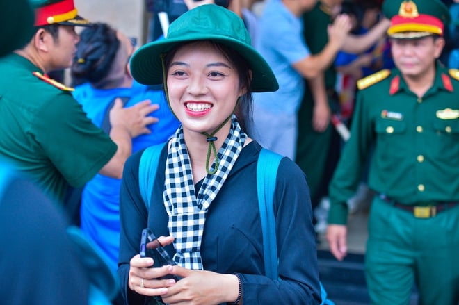 Thiếu uý hoãn cưới và nụ cười tỏa nắng của những nữ chiến sĩ từ Nam ra Hà Nội- Ảnh 4.