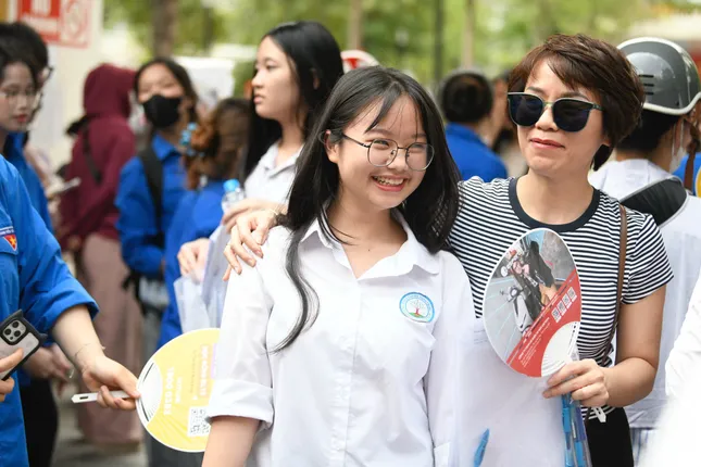 Thí sinh Hà Nội làm bài thi ngoại ngữ: Cập nhật giải đề, chờ mưa điểm 10 ảnh 1