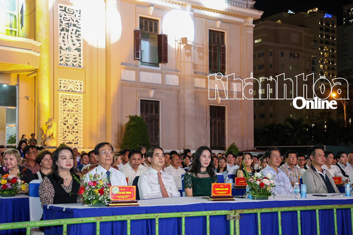 Bí thư Tỉnh ủy Nghiêm Xuân Thành và các vị đại biểu đến tham dự chương trình.