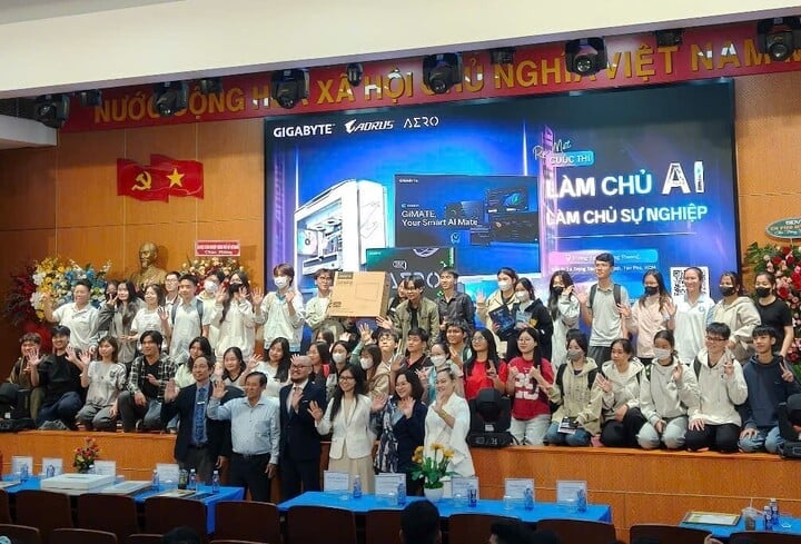 각 팀은 기술, 스타트업, 디지털 혁신 분야의 선도적 전문가로 구성된 멘토 및 심사위원단의 지도를 받으며 평가를 받게 됩니다.