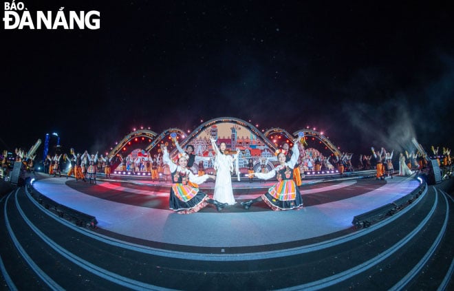 Polish folk songs performed by Violinist Trinh Minh Hien and the Trung Vuong Dance Group, MTE Dance Group... bring diversity and appeal to the program.