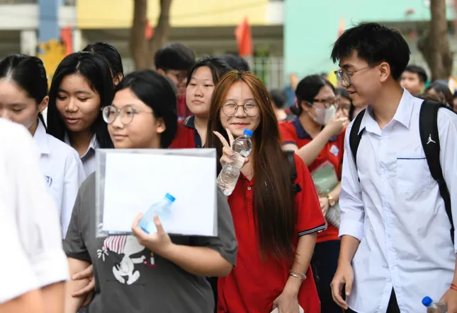 ผู้สมัครฮานอยเกือบ 103,000 คนเข้าสอบวรรณกรรมชั้นมัธยมศึกษาปีที่ 10: คำถามทดสอบที่อัปเดต คำถามที่แก้แล้ว รูปภาพ 3