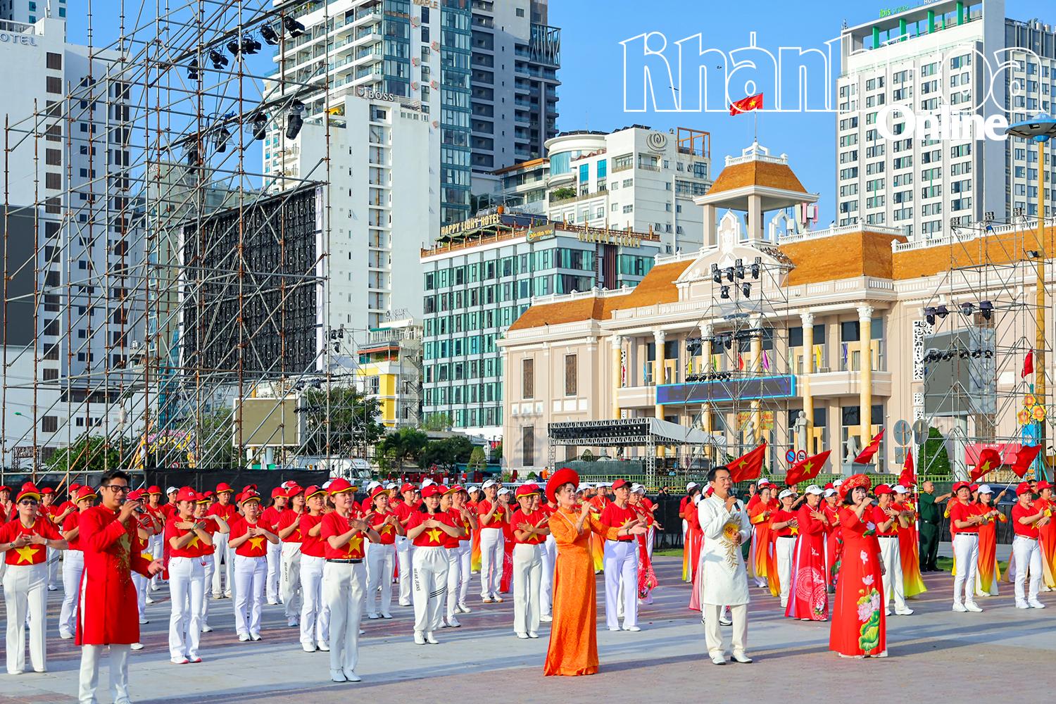 Medley Khanh Hoa da la bienvenida al nuevo día: la heroica ciudad de Nha Trang.