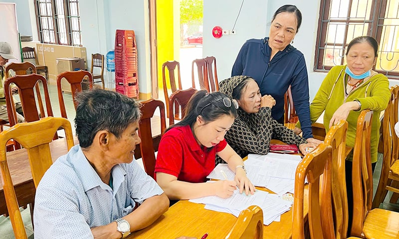 Hướng dẫn người dân đăng ký nhận lương hưu, trợ cấp BHXH qua tài khoản ngân hàng.