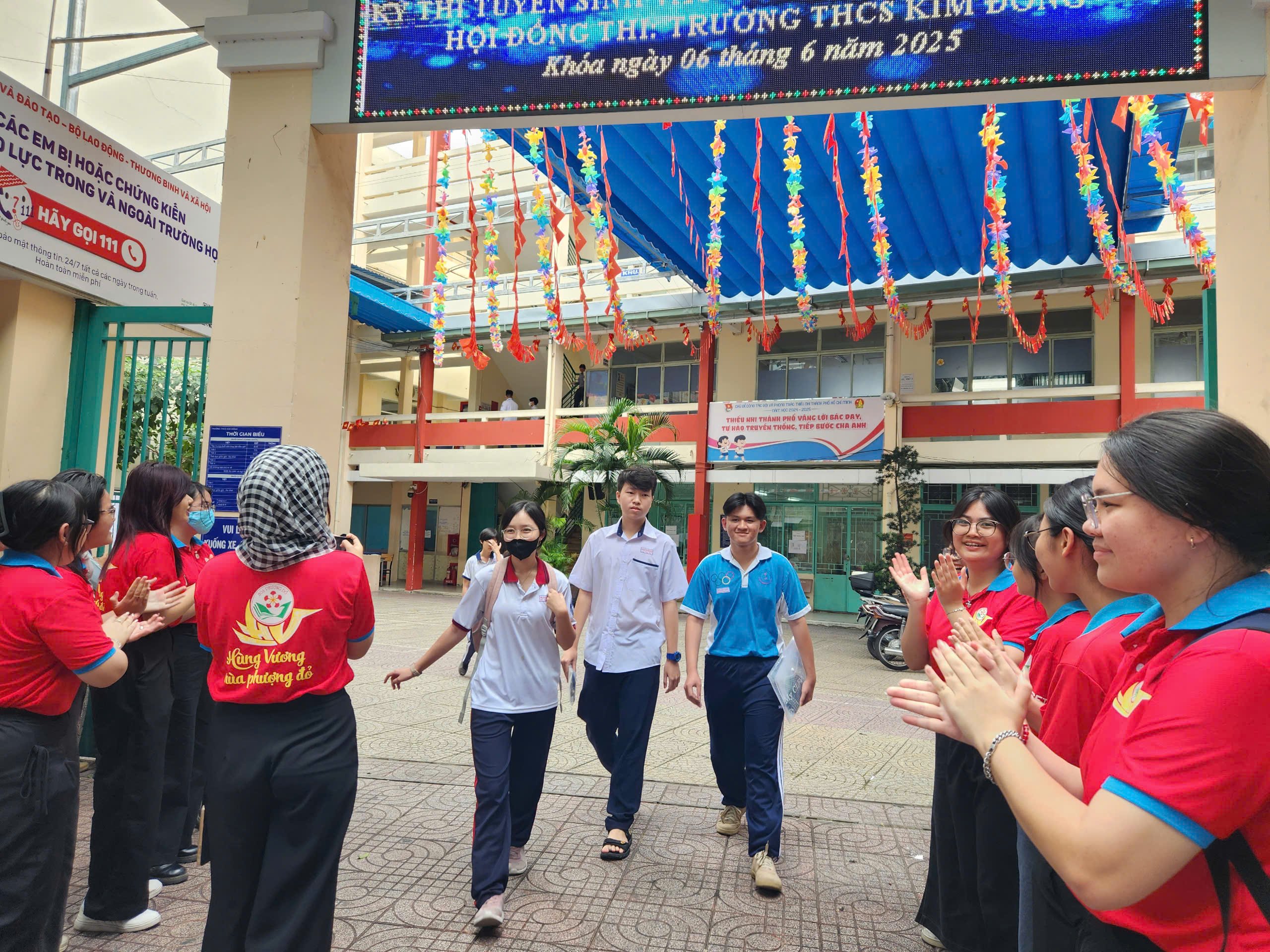 Người rơi lệ, người tươi như hoa sau giờ thi toán lớp 10 TP.HCM - Ảnh 6.