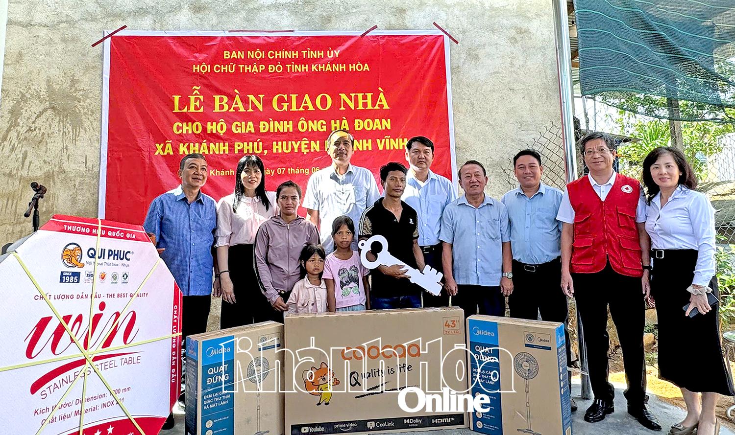 Sponsors gave gifts to celebrate the new house for Mr. Ha Doan's family.