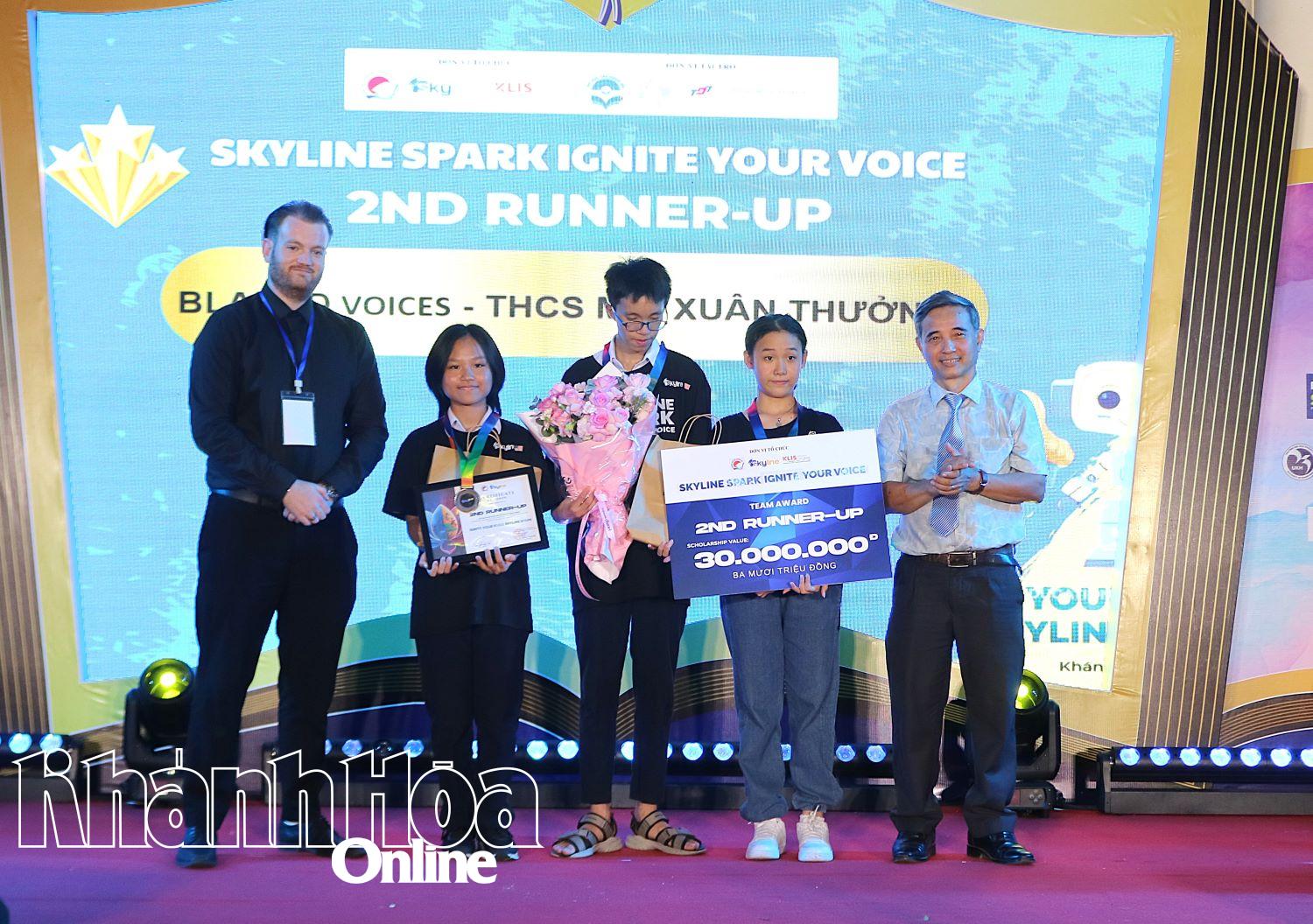 Los representantes del Comité Organizador y el Sr. Van Ngoc Sen, Secretario del Partido, Presidente del Consejo de la Universidad Khanh Hoa, otorgaron el tercer premio al equipo.