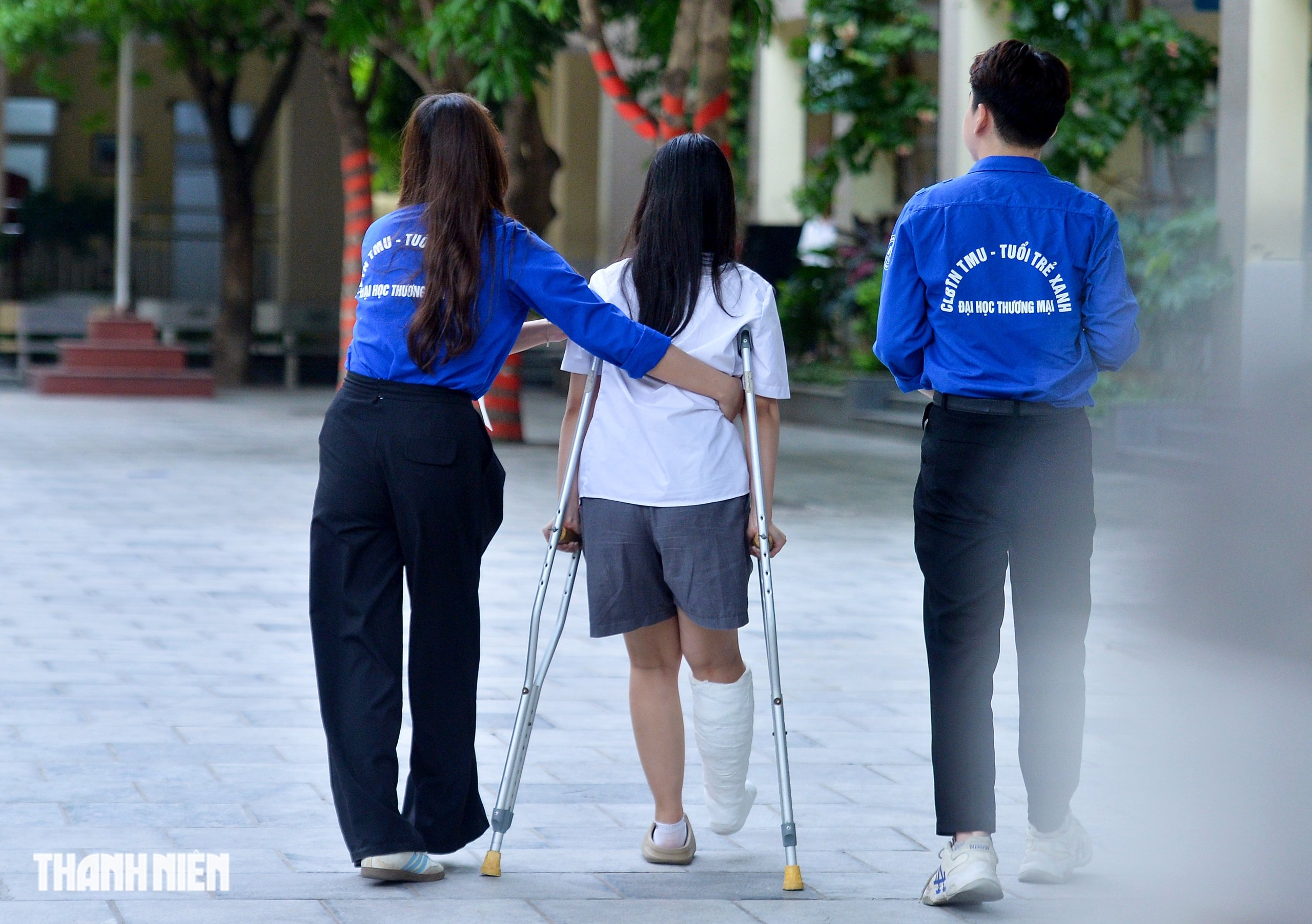 Nữ sinh chống nạng đi thi vào 10 bật mí lời chúc đặc biệt trên phần bột - Ảnh 4.