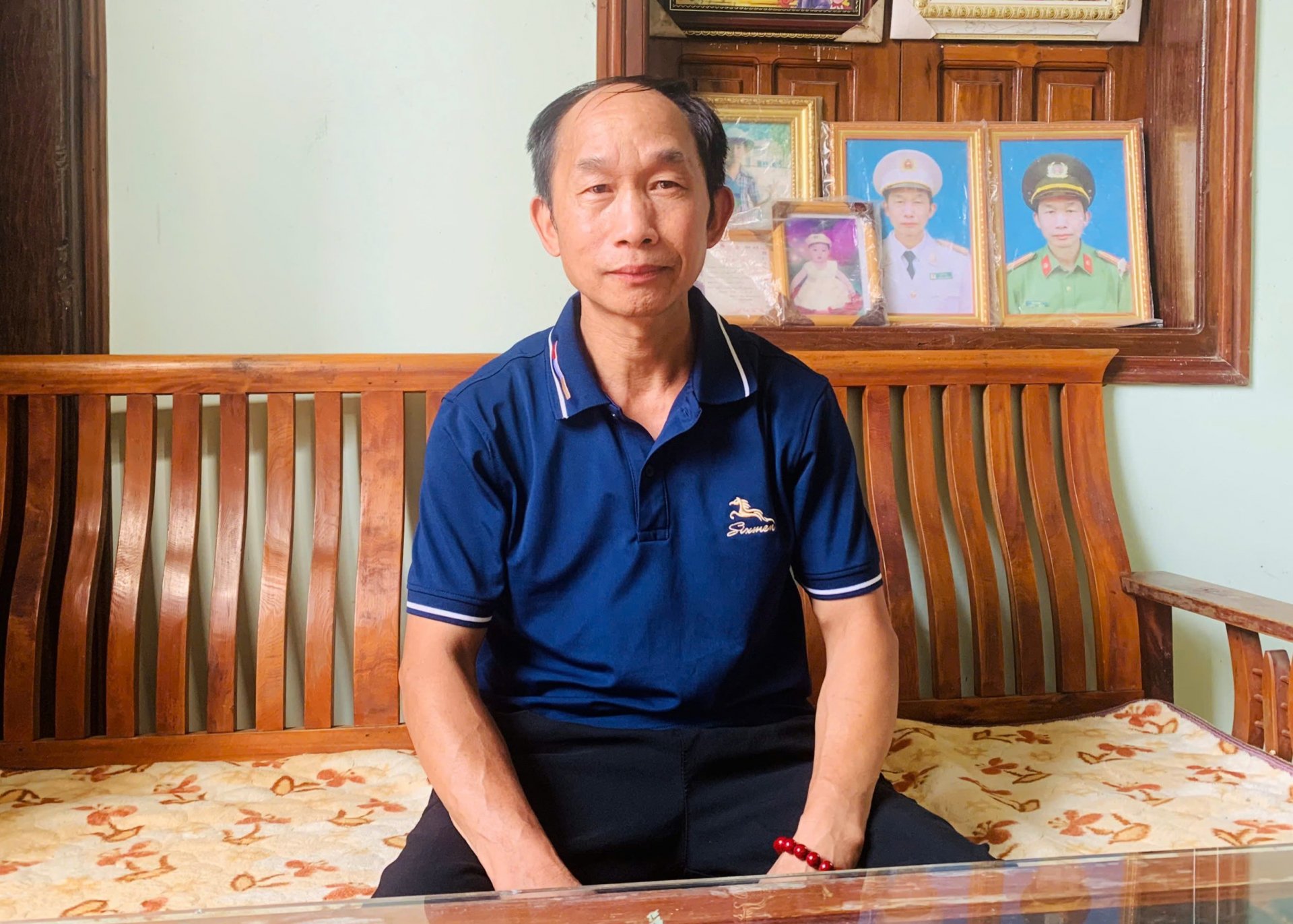 លោក Ma Mi De អតីតប្រធានក្រុមសន្តិសុខ ប៉ូលិសស្រុក Quan Ba ​​បានចូលរួមដោយផ្ទាល់ក្នុងការប្រយុទ្ធប្រឆាំង និងទប់ស្កាត់អំពើខុសឆ្គងក្នុងឆ្នាំ 1997 នៅឃុំ Cao Ma Po និង Quyet Tien ។