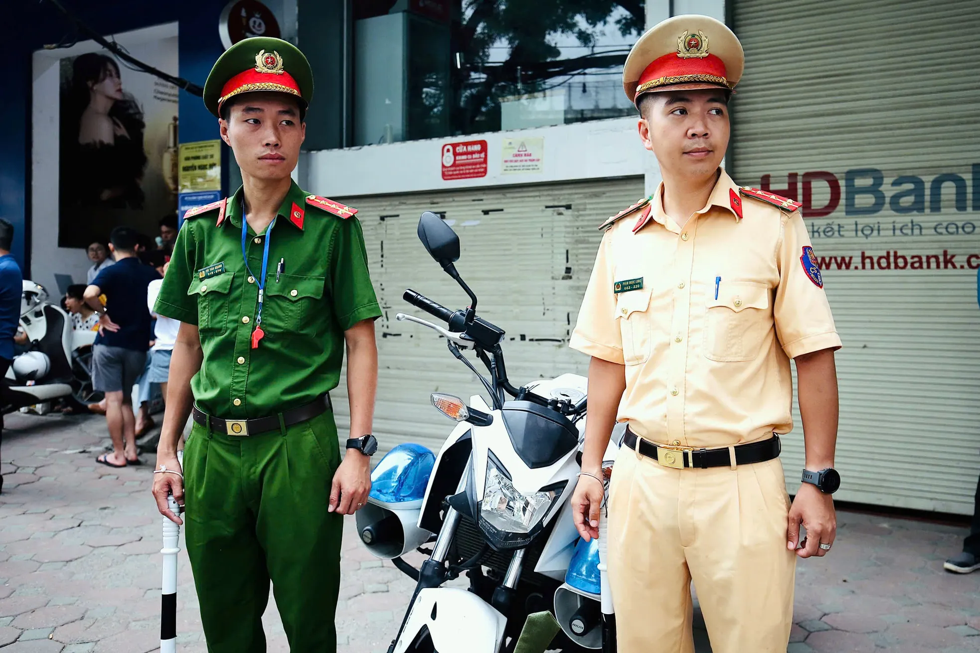 Cán bộ, chiến sĩ Công an Hà Nội túc trực tại các điểm trường hỗ trợ sĩ tử ảnh 8