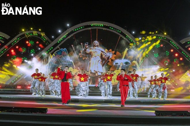 Photo caption: The song “Nguoi Viet” is a harmonious combination of hip hop, electronic music and the sounds of traditional Vietnamese instruments, performed by singer Nam Son, conveying a message about the resilience and constant aspiration of the Vietnamese people in the journey of development and integration.