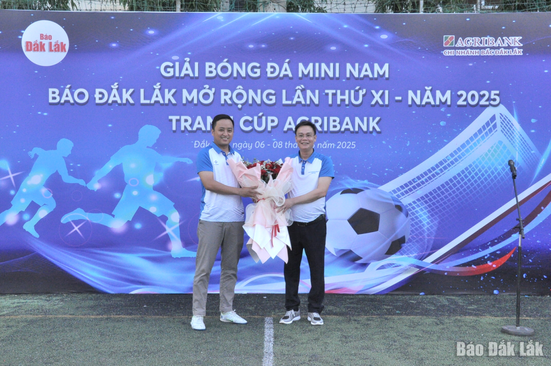 Đồng chí Lê Minh Thược, Phó Tổng Biên tập Báo Đắk Lắk, Trường ban tổ chức giải tặng hoa, cảm ơn nhà tài trợ giải.