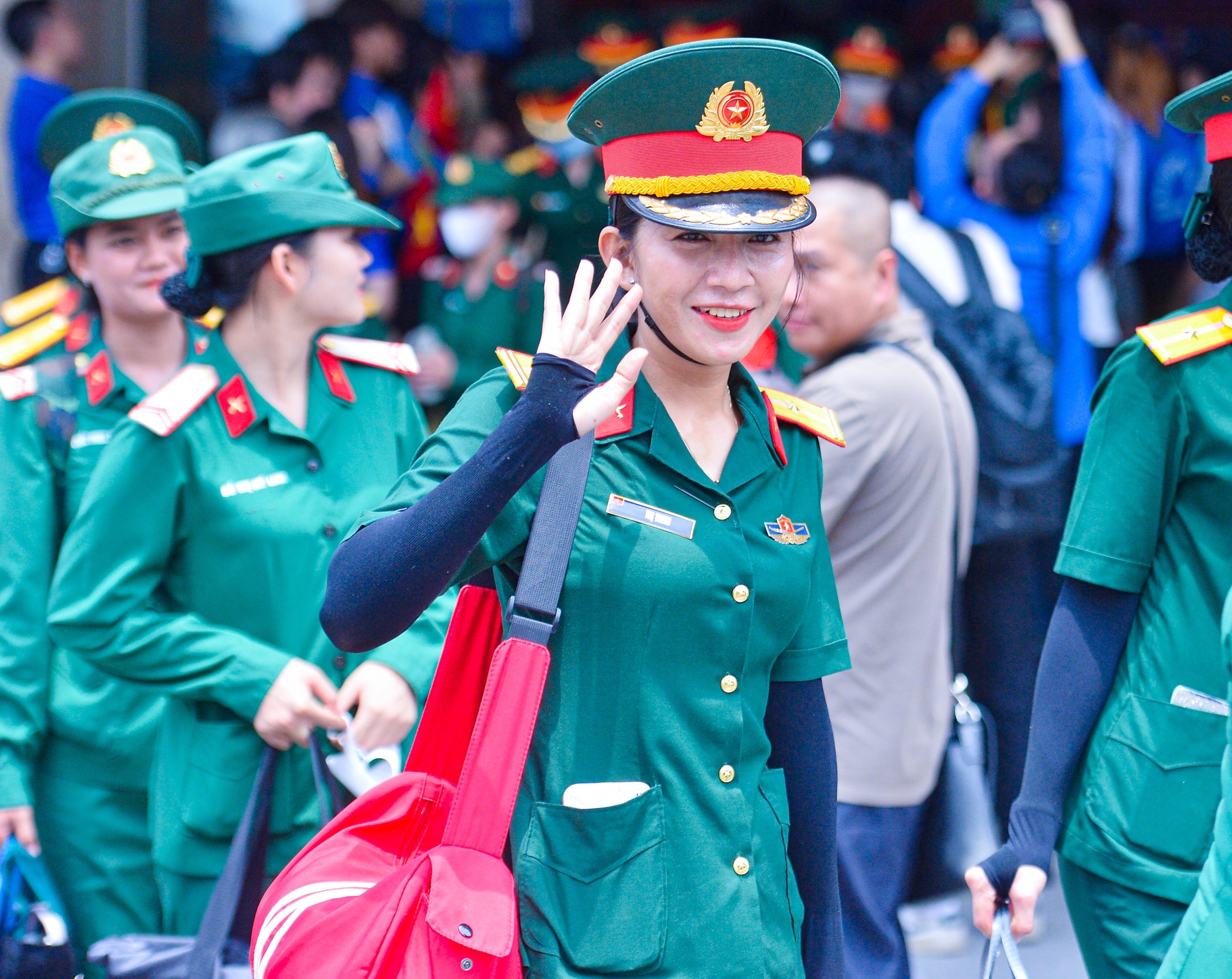 Thiếu uý hoãn cưới và nụ cười tỏa nắng của những nữ chiến sĩ từ Nam ra Hà Nội- Ảnh 12.