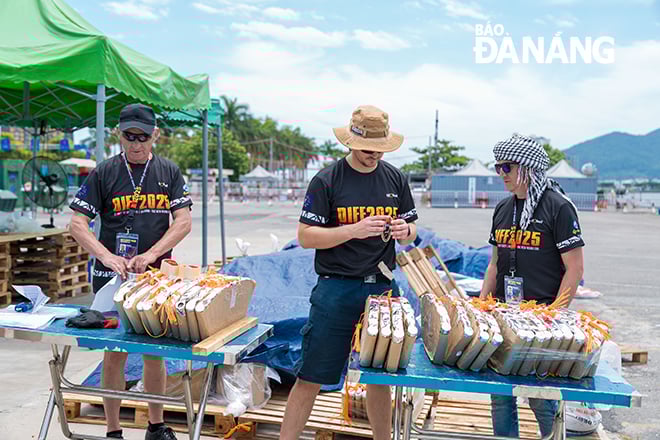 Đội Ba Lan chuẩn bị cho màn trình diễn tối 7-6. Ảnh: NGỌC HÀ	